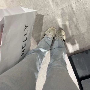 jeans - Från Pull & Bear i storlek 34 (xs)💓 har även sytt till dem lite så de blir mer low waist! har använt mycket men är fortfarande i superbra skick! Förutom att de är lite skadade längst ner på båda benen som jeans brukar bli (se sista bilden och skriv för fler bilder)🤗