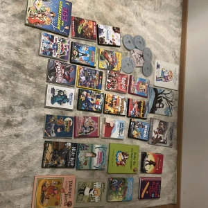 Barnböcker/ DVD kolla beskrivning:) -  "Barnböcker och DVD:er säljes! Innehåller populära titlar som, t.ex. 'Alfons Åberg', 'BRATZ Rock Angelz']. Perfekt för barn i åldern , t.ex. 3-8 år]. Allt är välbevarat och i fint skick totalt pris: 1099kr. 35kr per dvd förutom Tonje Glimmerdal eftersom det är en komplett set. Pris per bok förutom 365 nya godnattsagor: 50kr och 365 nya godnattsagor: 100kr     Priset kan diskutera!