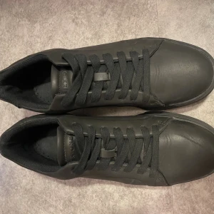 Svarta sneakers från Pier One - Väl använda & tecken på användning, lätta att gå i samt bra kvalitet. Kommer i box