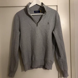 Grå Polo Ralph Lauren half zip - Säljer denna stilrena Polo Ralph Lauren half-zip i grå färg. Tröjan är i väldigt bra skick då tröjan har använts sparsamt. Storlek S. 100% äktighet garanterat. Tveka inte att fråga vid funderingar. Priset kan diskuteras.