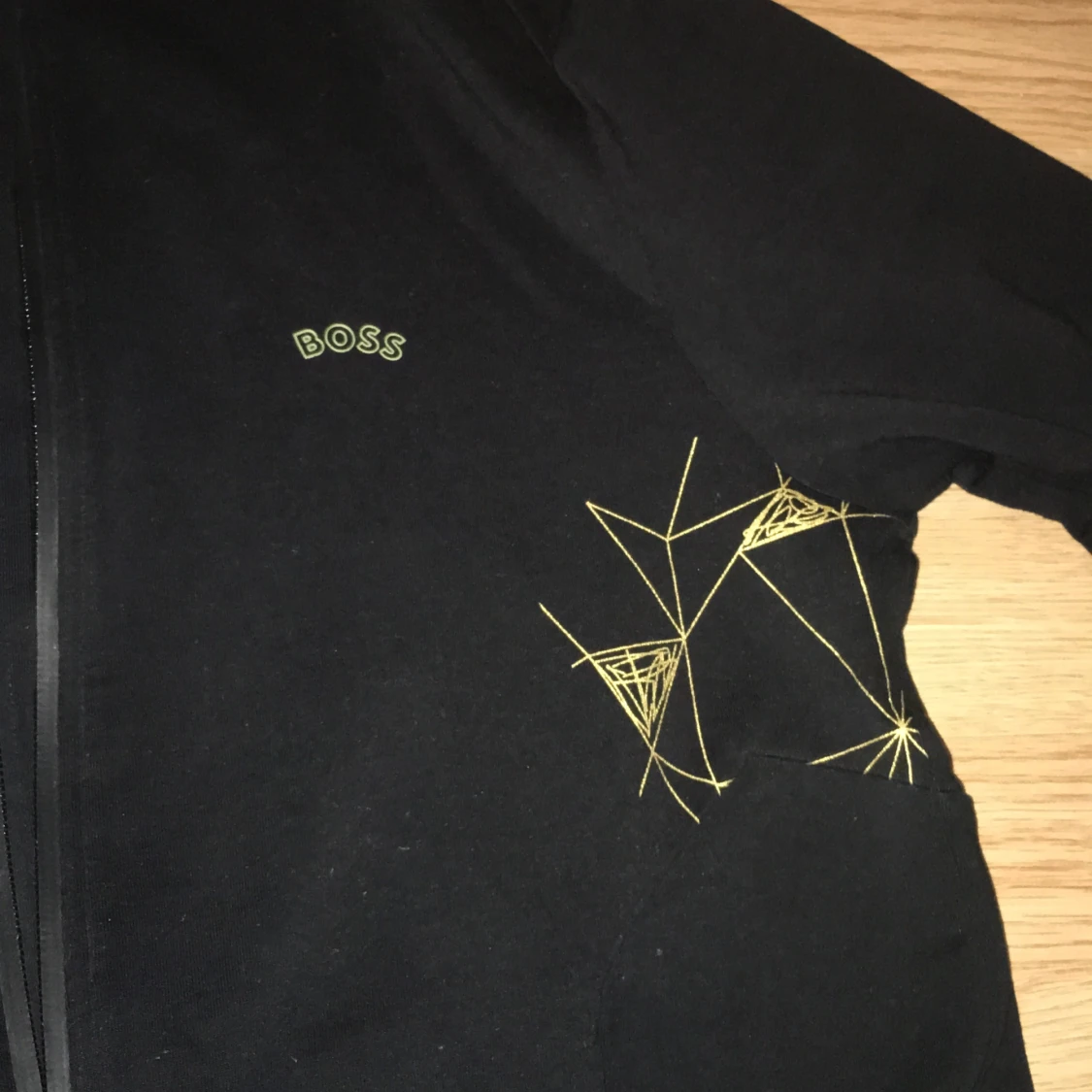 Svart vindjacka från BOSS med gul brodyr - 1