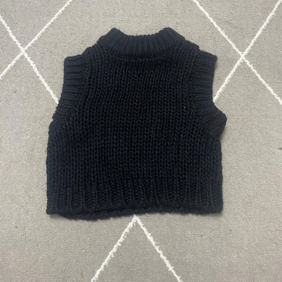 Svart stickad väst från NA-KD