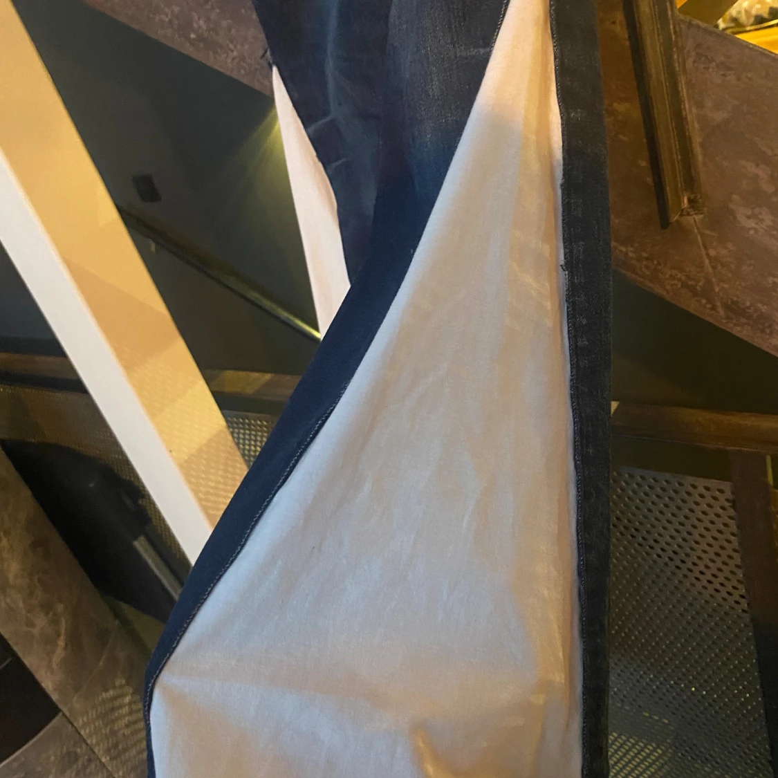 Mörkblå jeans med vit spets - 96 cm innerbenslängd - 1