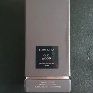 Tom Ford Oud Wood 100ml - Tom Ford Oud Wood Eau de Parfum, 100ml. Ingredienser: alkohol denat., parfym, vatten, BHT, limonen, kumarin, kanelaldehyd, farnesol, hydroxyisohexyl 3-cyclohexene carboxaldehyde, butylphenyl methylpropional. Tillverkad i USA.
