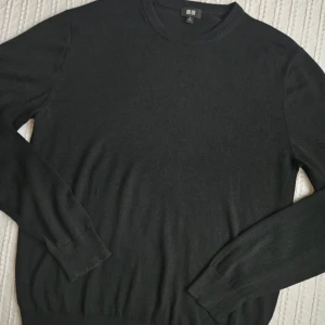 Svart stickad tröja från Uniqlo - En klassisk svart stickad tröja från Uniqlo i storlek M, som sällan kommit till användning, i mycket bra skick. Perfekt för lager-på-lager och enkel att matcha med allt. 