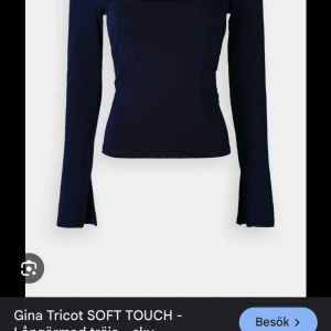 Svart långärmad topp Gina Tricot - 2 stycken långärmade toppar en i marinblått och en i svart med u rigning. Originalpris för båda tillsammans är 500, den svarta är i S, och den marinblå är i M
