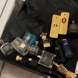 Mix av tomma populära herrparfymer - Tomma parfymer kom med bud