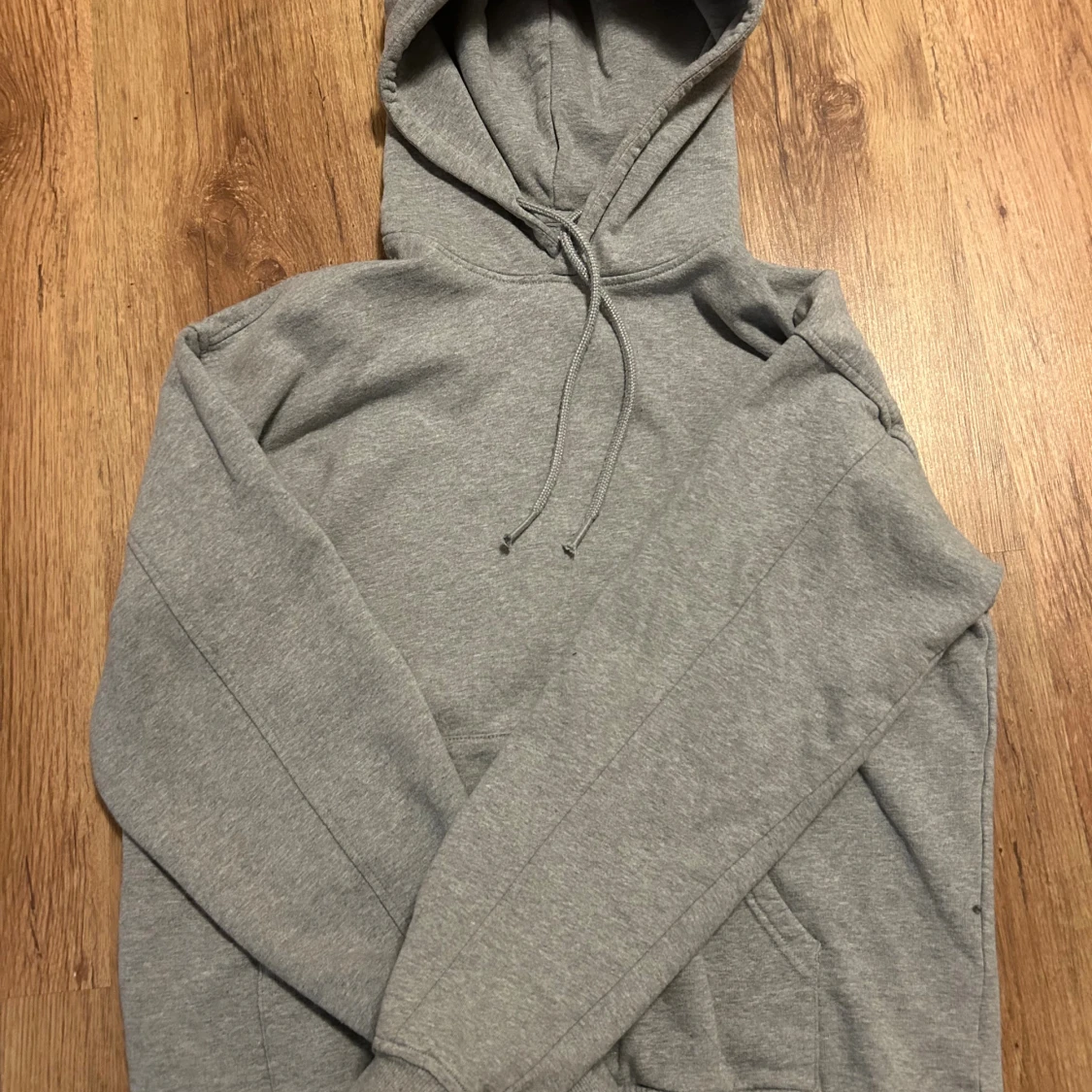 Grå hoodie