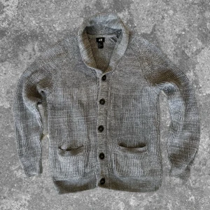 Grå stickad cardigan  - Trendig och schysst nu i det kylliga vädret! Måtten: A:44cm B:47cm C:43 D≈60cm. Skriv vid fundering 😊✌️