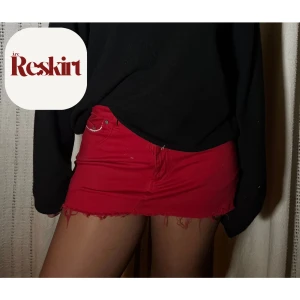 Röd jeanskjol  - Röd jeanskjol.                                                                     Midja: 40 cm. Stuss: 32 cm.  Gren: 26 cm.              