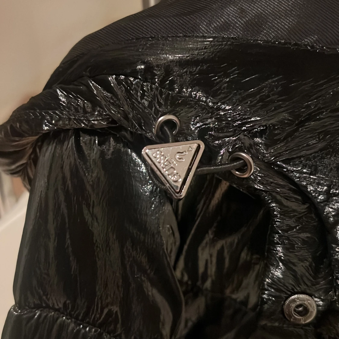Svart pufferjacka från Guess - 2
