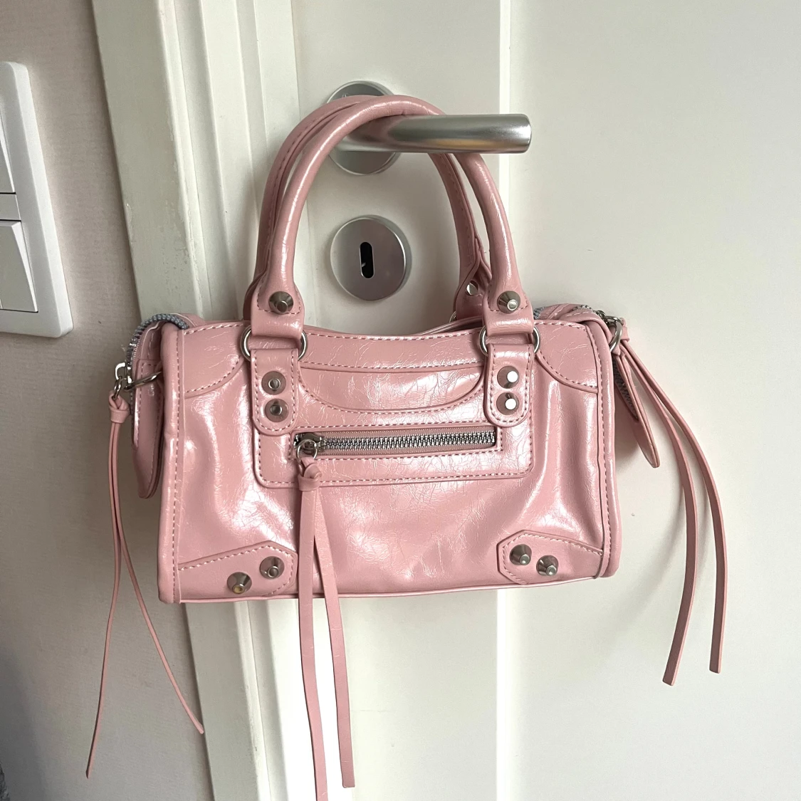 Rosa handväska med dragkedja