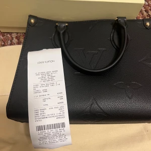 Louise Vuitton väska  - Jätte snygg och bra skick , rökfritt hem, kvitto dustbag och låda medföljer 