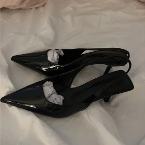 Svarta lackpumps med spetsig tå - Säljer dessa helt oanvända klackarna från shein, råka beställa för stor storlek. Storlek 38, köptes för 180kr