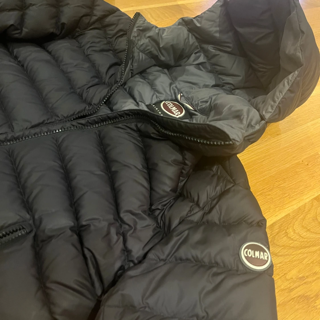 Svart dunjacka från Colmar med huva - 2