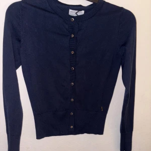 Mörkblå kofta från Holly & White - Mörkblå stickad cardigan från Holly & White. Storlek Xs. Skriv i dm om ni har fler frågor 💕Använd endast en gång!!