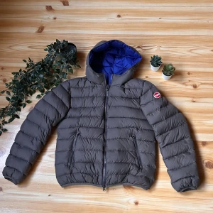 Grå colmar jacka - säljer just nu min riktigt snygga colmar jacka i grå färg, passar perfekt nu till vintern, jackan är varm och bekväm och passar perfekt för kyla. passar dig från 160-170. hör av er vid frågor  eller funderingar, mvh karl