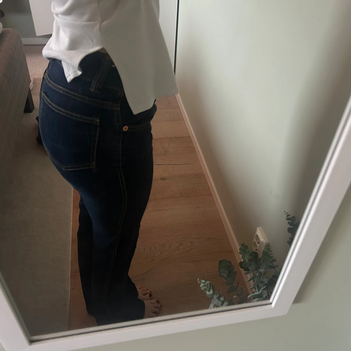 Mörkblå lowwaist bootcut jeans med snygga sömmar. Passar S och XS - 1