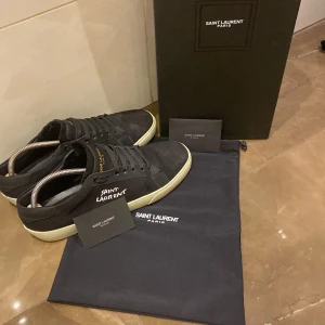 Saint Laurent Skor - Tjena! Säljer nu dessa as feta ysl skorna som är i väldigt bra skick och såklart så följer allt og med som vanligt, ny priset är ungefär 7100kr på nätet och här så är det 2999krkr! Kom gärna med prisförslag och skriv om minsta lilla fundering!