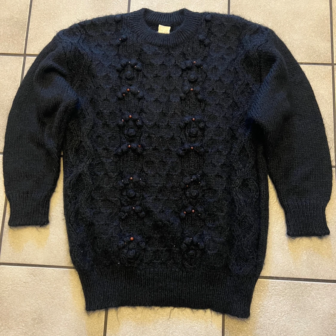 Svart stickad tröja med pärldetaljer storlek L/XL