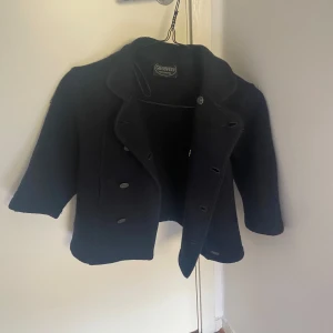 Trekvarts kappa från GIESSWEIN STL XS - Säljer denna super snygga kappan i mycket bra skick!! Inte använt den på länge och därför säljer jag (: Är du intresserad av trekvarts kappor? Kolla in min profil<3