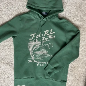 Ralph lauren hoodie key west - Super snygg raffe hoodie som är enormt svår att hitta i just denna storlek, helt slutsåld överallt!, jätte bra skick 