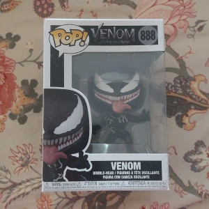 Funko Pop! Venom 888 - Let There Be Carnage - Samlingsfigur Funko Pop! Venom #888 från filmen 'Let There Be Carnage'. Figuren är i originalförpackning, dock finns en liten skada på ett av hörnen av kartongen. Perfekt för Marvel- och Venom-fans.