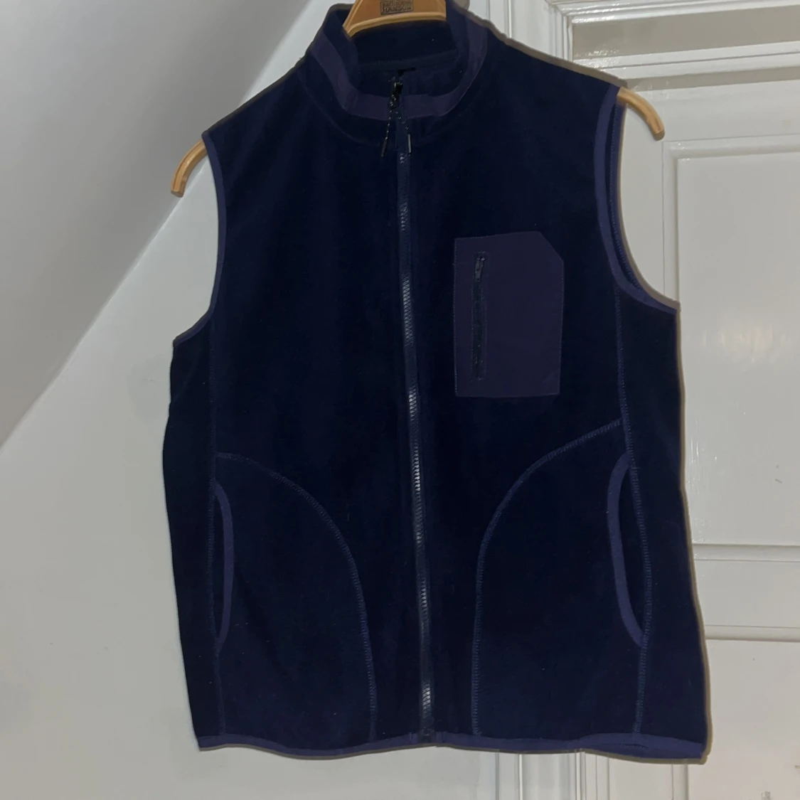 Mörkblå fleeceväst med dragkedja. Inget varumärke. - 1