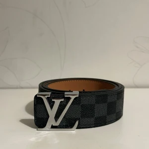 L Bälte Svart - Helt nya & högkvalitativa bälten till låga priser! Välj bland olika märken, mönster och färger. Vi fraktar din order så snabbt som möjligt och vi ser till att ditt paket är säkert packat under frakt 🚚 