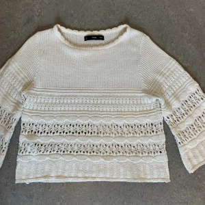 Tröja från mango - Jättefin beige tröja från mango som jag har köpt här på Plick för ett tag sen. På ena ärmen är det ett litet blått märke som var där när jag köpte den, inget man tänker på💕Jag själv har knappt använt den💗Passar xs/s