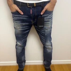 Dsquared2 Mörkblåa Jeans med slitningar  - Dsquared2 Jeans i en mörkblå färg med slitningar | Storlek 33 | 41 cm i midjan och 100 cm i längd | Fraktar samma dag om köp sker innan 22:00