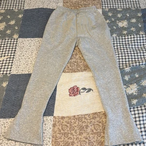 Syna World pants  - Säljer helt o använd syna world byxor av central cee, storlek S, kan diskuteras om pris