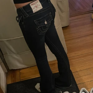 True Religion mörkblå bootcut jeans - Säljer mina super snygga marinblåa, bootcut jeans från true religion. Dem är low Rise och endast använda ett fåtal gånger. Jeansen är slutsålda nästan överallt och är köpta för 1450 kr! Köp nu jag postar snabbt!!💓💓