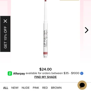 Lip Injection läppenna från Too Faced - Snygg läppenna från Too Faced i färgen dusty rose. Pennan har en smal och praktisk twist-up design med vit hylsa och svart text. Perfekt för att definiera och fylla i läpparna med en mjuk, krämig formula som glider lätt på. ENDAST PROVAD PÅ HANDEN