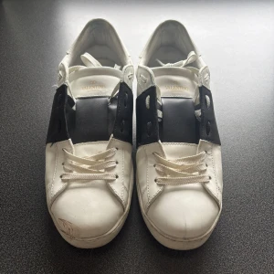 Valentino Opens - Valentino Opens svart. Använda ett par gånger, kommer inte med box eller kvitto.