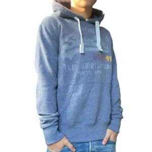 Hoodie från Superdry  - Fet hoodie från Superdry. Lite slitet tryck annars bra skick. Pris kan diskuteras!