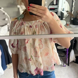 Blommig blus - Superfin blus med puffiga ärmar och blommigt mönster🥰aldrig kommit till användning så blusen är i nyskick 
