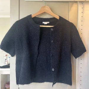 Mörkblå stickad kofta från Gina Tricot i storlek 170 - Kortärmad, mörkblå stickad kofta från Gina Tricot  i storlek 170. Passar som XS💞