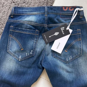 Mörkblåa Dondup George Jeans - Galet snygga Dondup jeans med en galant wash & stilrena slitningar i George modell. | W30 ≈L32, sitter lite mindre i midjan. | Nypris 2625kr (Köpta för 2625 på Dondup.com)  | Helt sprillans nya med taggen kvar, aldrig använda. | Skriv vid minsta fundering, priset är ej hugget i sten!
