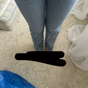 Lågmidjade jeans - Säljer ett par ljusblå jeans från Bikbok som tyvärr blivit för små för mig. Midjan är 24 och längden är 30 dom är superfina och sitter perfekt på!