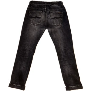 Grim Tim black selvedge  - Säljer ett par one of a kind selvedge byxor från nudie jeans. Modellen är sleepy Sixten, men har blivit omsydda till en Grim Tim modell. Inga defekter men ena fickan är lagad. Black selvedge är väldigt sällsynt, så missa inte dessa!