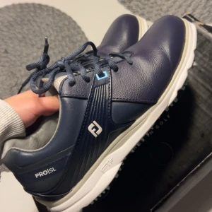 Golfskor Dam FootJooy PRO SL - Säljer nu mina golfskor från FJ. De är endast använda ett fåtal gånger och är i mycket gott skick😊 De är mörkblåa och de har soft spikes, därför perfekta vid vått underlag 👍🏻 Ordinarie pris: 1799kr, Nu: 650kr