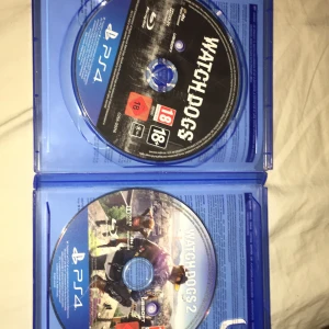 Watch Dogs Special Edition + Watch Dogs 2 (PS4) - Säljer Watch Dogs Special Edition och Watch Dogs 2 till PS4. Båda spelen är i originalfodral och skivorna ser ut att vara i gott skick utan synliga repor. Perfekt för dig som gillar action och äventyr! PEGI 18.