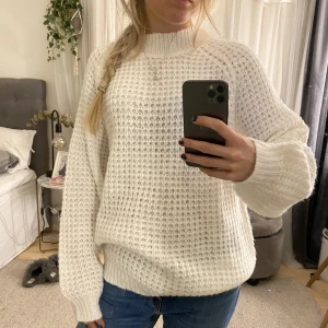 Stickad tröja - Säljer denna så fina oversized stickade tröjan som aldrig är använd!💘💘