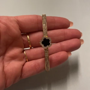 Snyggt armband  - Helt nytt guldfärgat armband med strass. 
