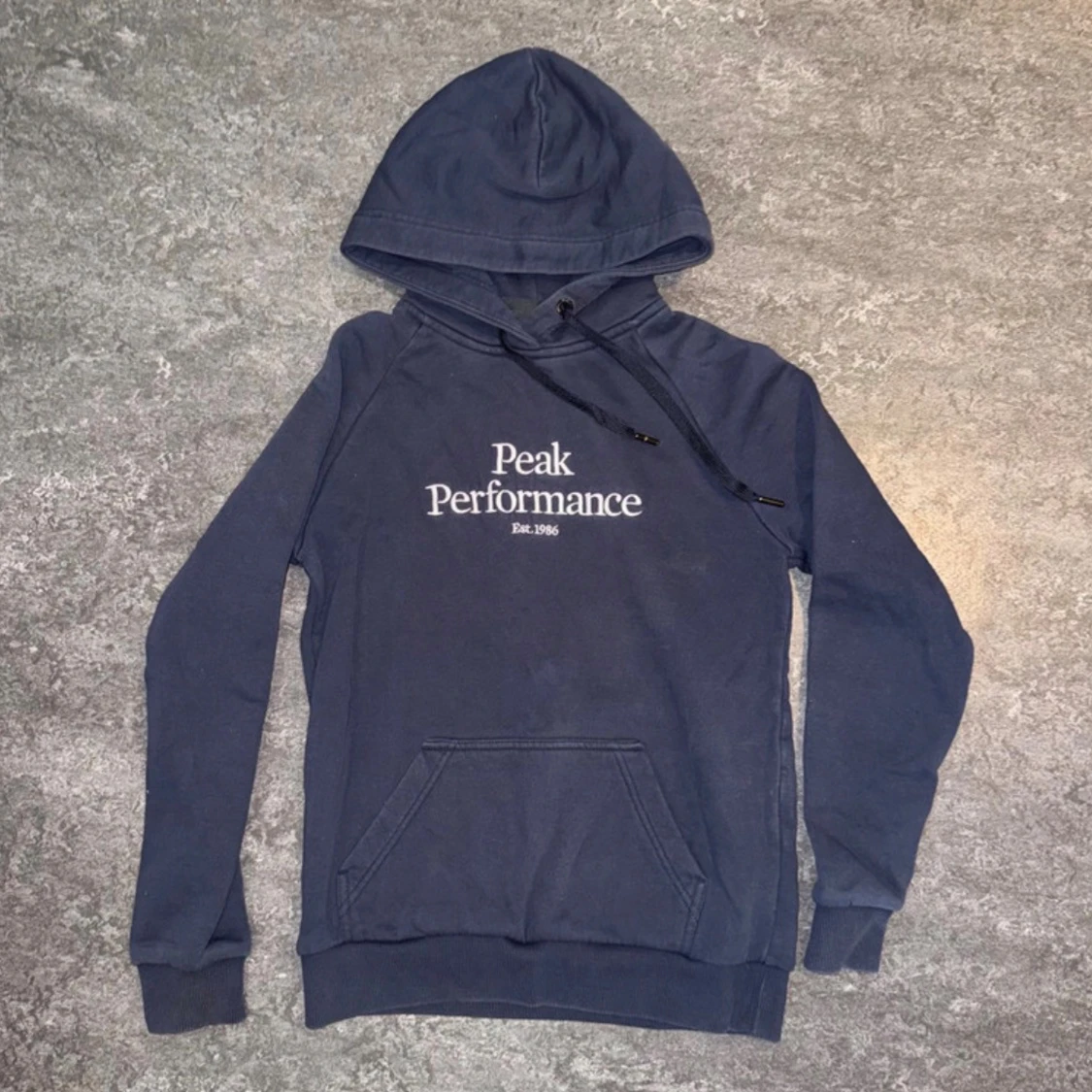 Blå hoodie från Peak Performance