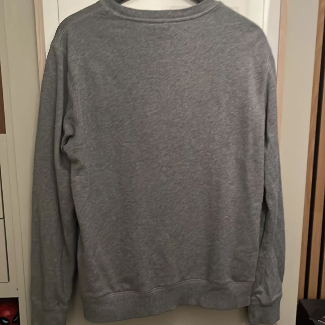 Grå sweatshirt Morris, storlek M men passar S  - 4