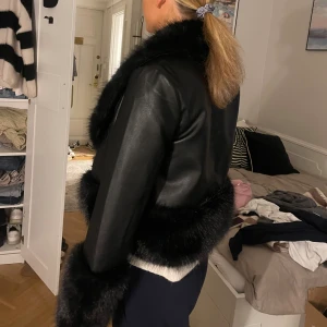 Jacka med päls  - Helt ny med lappen kvar, köpt för 999 kr. Så snygg jacka nu till hösten! Passar mig som är storlek S 