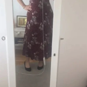 Klänning - Jätte fin klänning, haft på mig den bara 2-3 gånger. Den har en slit som är jätte fin.