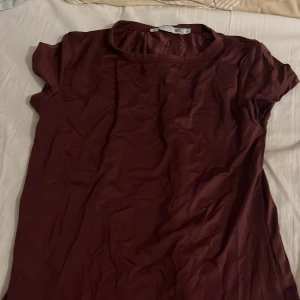 Vinröd kortärmad topp från 157 - Säljer nu en vinröd topp från lager 157 i storlek M. Jag använder den knappt så jag säljer den 